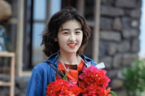 娱乐吃瓜女艺人进团,吃瓜女艺人华丽转身，加盟热门团体