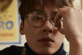 戴眼镜吃瓜娱乐圈博主,揭秘娱乐圈幕后真相